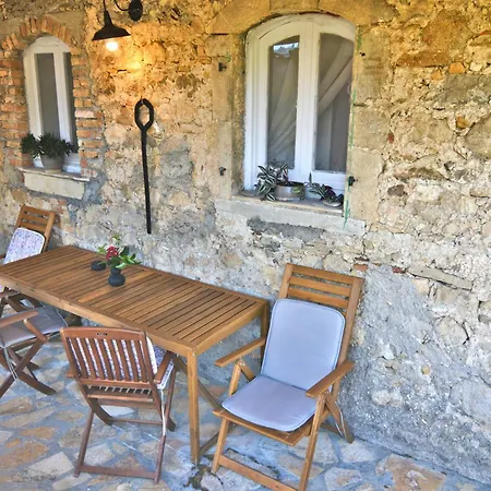 τhe οld Watermill Manor